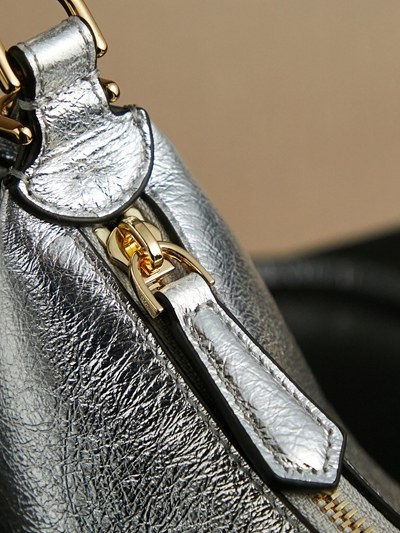 フェンディバッグ着用イメージ